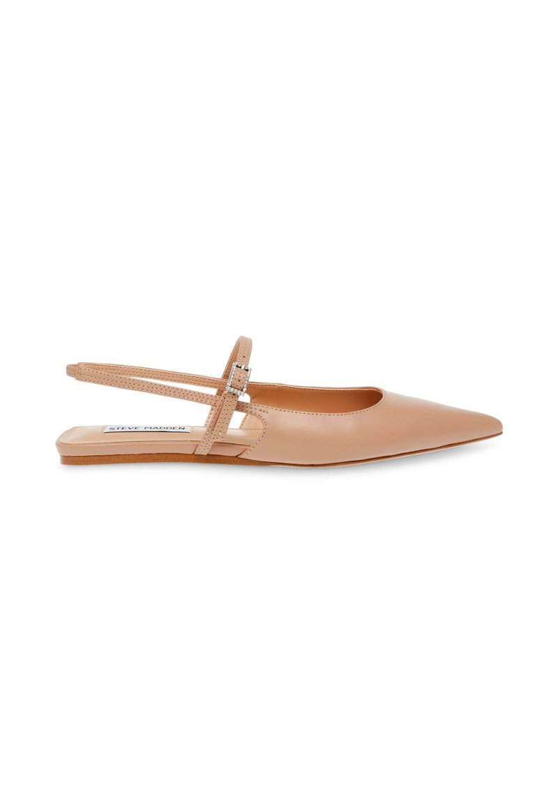Zapato slingback plano hecho de cuero nude suave. Presenta una puntera afilada, tira en el tobillo con un hebilla metálica, y una suela ligeramente texturizada.