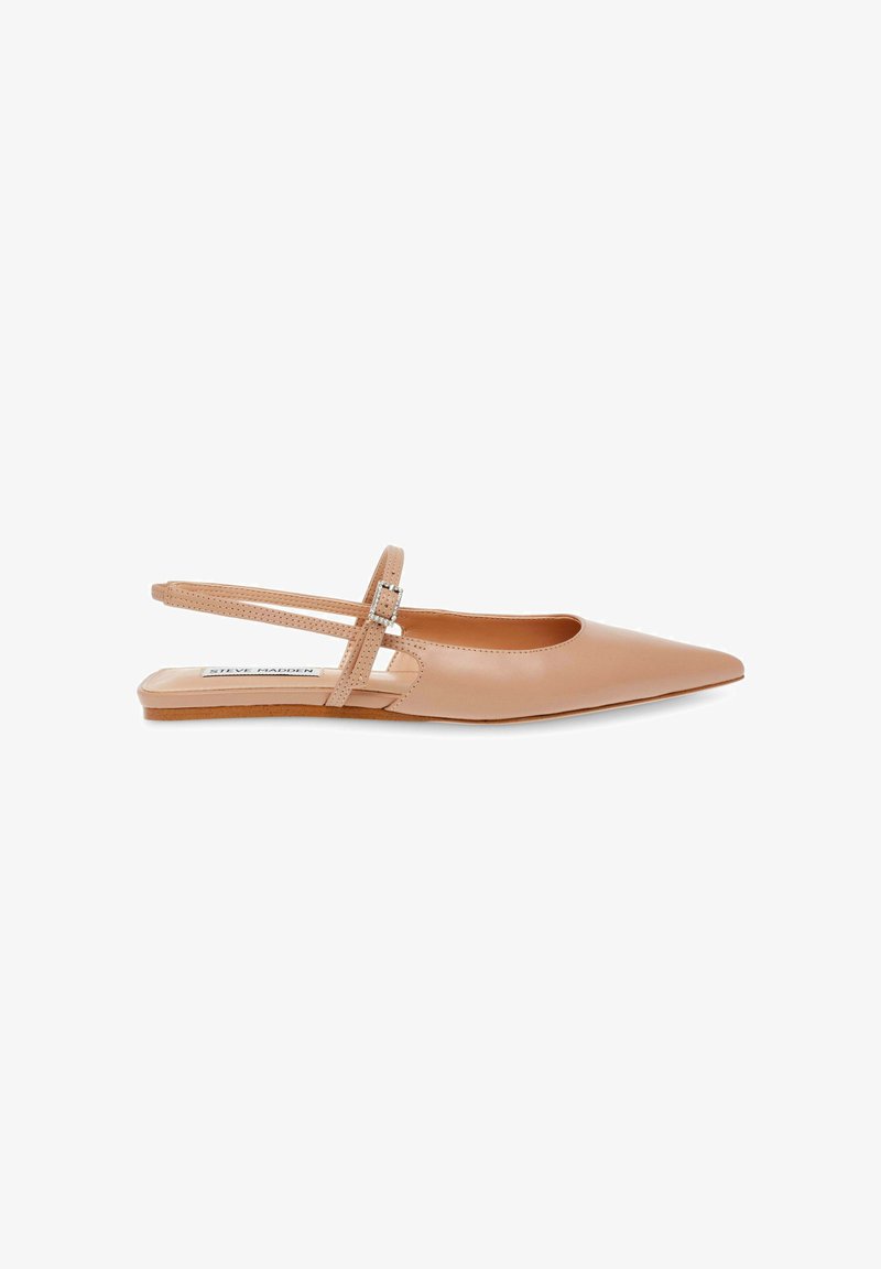 Zapato slingback plano hecho de cuero nude suave. Presenta una puntera afilada, tira en el tobillo con un hebilla metálica, y una suela ligeramente texturizada.