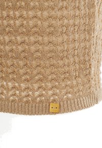 Maglione lavorato a maglia in morbido beige con motivo testurizzato e fili metallici. Presenta un orlo a coste e una piccola etichetta con logo dorato.