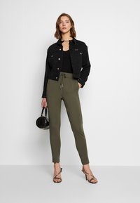 ONLY ONLPOPTRASH LIFE EASY COL - Calças de fato de treino - olive night