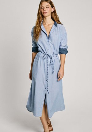 Gestreiftes blaues Kleid mit Knopfleiste, Kragen und Taillengürtel. Verfügt über lange Ärmel mit umgeschlagenen Denim-Akzenten. Fließendes, knöchellanges Design.
