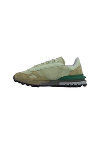 Zapatilla deportiva baja en tonos verde claro y beige con detalles en ante, suela texturizada y detalles en verde y gris en la entresuela, vista lateral sobre fondo blanco.