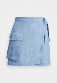 Gonna in chambray azzurro chiaro con design avvolgente, chiusura laterale a fiocco e una grande tasca applicata sul lato sinistro. Texture liscia, stile casual.