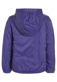 Fialová, lehká bunda s kapucí. Hladká, lesklá tkanina, elastické manžety a lem. Jednoduchý design bez viditelného kovového zapínání nebo kapes.