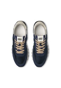 Sneaker navy con tomaia in suede e mesh, lacci beige, etichetta con logo sulla linguetta e suola in gomma bianca con battistrada pattern.