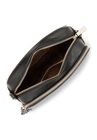 Pochette nera in pelle con chiusura a zip dorata. Interno foderato in tessuto marrone. Presenta un tassello sulla zip per un facile accesso.
