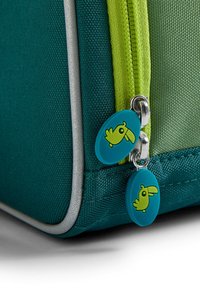 Borsa da viaggio con zip realizzata in tessuto teal e verde, caratterizzata da superfici testurizzate, dettagli argentati e tirazip blu con un design di uccello verde.