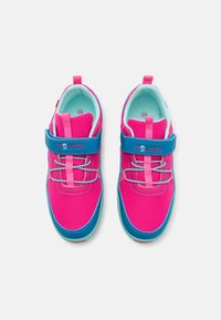 Ροζ και μπλε παιδικά παπούτσια με υφασμάτινο άνω μέρος, σύστημα κορδονιών και λουρί Velcro. Διαθέτουν μαξιλαρωμένη περιφέρεια και καουτσούκ σόλα. Μέγεθος 34.