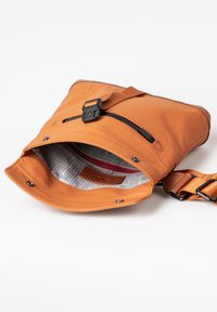 Borsa in pelle arancione con chiusura a patta, caratterizzata da un dettaglio zip nera. L'interno presenta una fodera patterned e una tasca con zip rossa.