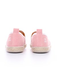 Espadrillas in tela rosa con accenti bianchi e suola in juta intrecciata. Presentano una linguetta in tessuto sul retro con un logo ricamato in bianco.