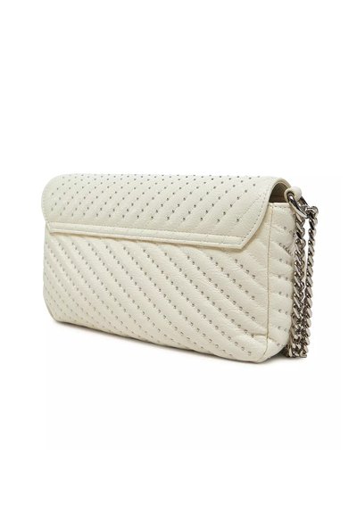 Valkoinen tikattu clutch-laukku, jossa on ketjuhihna. Laukussa on hopeiset niitit, läppäkiinnitys ja sileä tekstuuri.