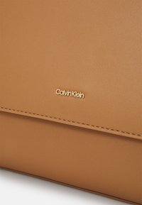 Calvin Klein MUST TOP HANDLE TOTE  - Skuldertasker - brown sugar
