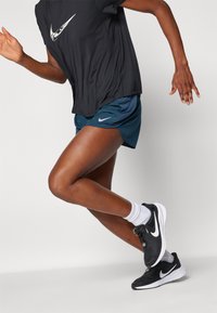 Nike Performance FAST TEMPO SHORT - Pantalón corto de deporte - armory navy/silver