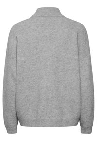 Grau gestrickter Pullover mit hohem Kragen, überschnittenen Schultern und gerippten Bündchen sowie Saum, mit weichem, strukturiertem Finish.