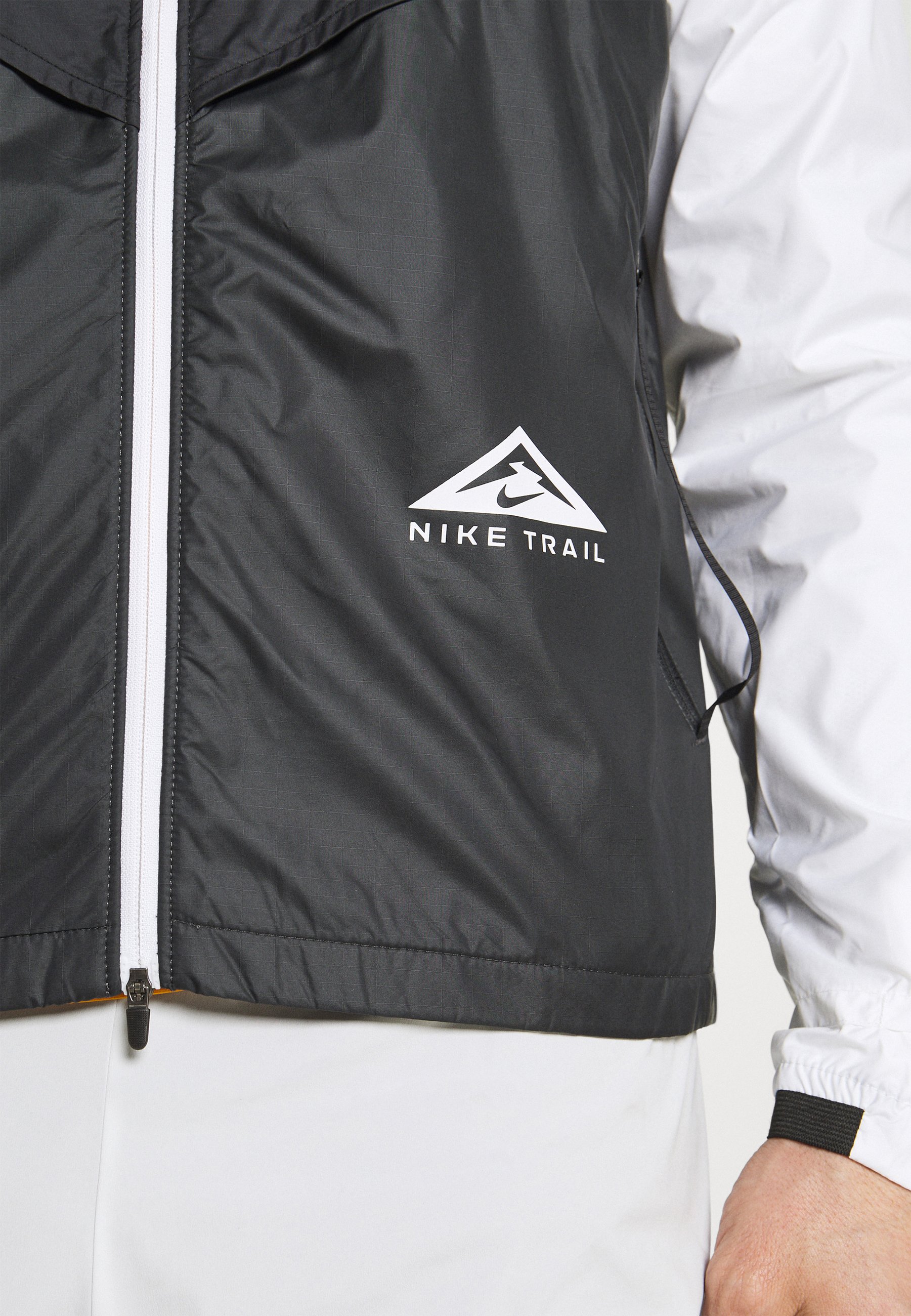 Nike Performance TRAIL WINDRUNNER - Chaqueta de running - black/smoke  grey/white/negro - Zalando.es