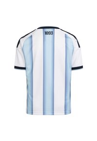 Stražnji pogled bijelog sportskog dresa s svijetloplavim vertikalnim prugama, crnim ovratnikom i natpisom "1893" na gornjem središnjem dijelu.