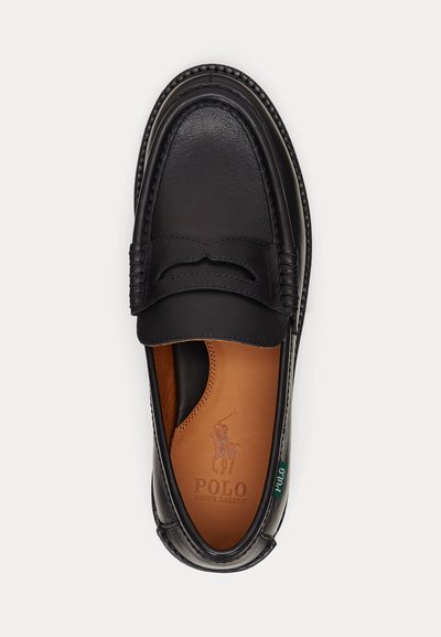 Zwarte leren loafer met pennyriem, gedetailleerd stiksel, lederen binnenzool in zandkleur met Polo Ralph Lauren-logo en groene Polo stoffen label.