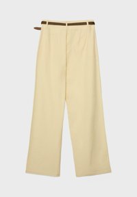 Pantalon beige à jambes larges avec taille haute, passants de ceinture et ceinture tressée marron sur un fond clair uni.