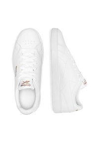 Adidași din piele albă cu un finisaj neted, având vârful rotund, design cu șireturi și accente discrete aurii pe laterale și pe limba adidașilor.