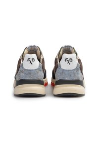 Sneakers da uomo con una combinazione di camoscio marrone, tessuto azzurro chiaro e dettagli neri. Suola spessa color crema con particolari in gomma rossa.