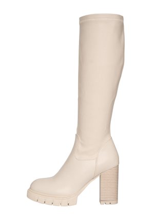 Bota de cuero beige hasta la rodilla con tacón grueso y texturizado, punta redondeada y un acabado suave. Presenta una parte superior cosida y una suela de plataforma.