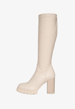 Kniehoge beige leren laars met een chunky textuurhak, ronde neus en een gladde afwerking. Voorzien van een gestikt bovenwerk en een platformzool.
