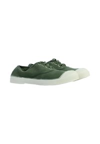 Sneakers in canvas verde con suola in gomma bianca, punta rotonda e cuciture a contrasto. Presentano cinque asole per i lacci e una punta testurizzata.