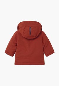 Giacca imbottita rossa con cappuccio, dotata di polsini elasticizzati e un logo ricamato sul retro. Tessuto liscio e design a taglio dritto.