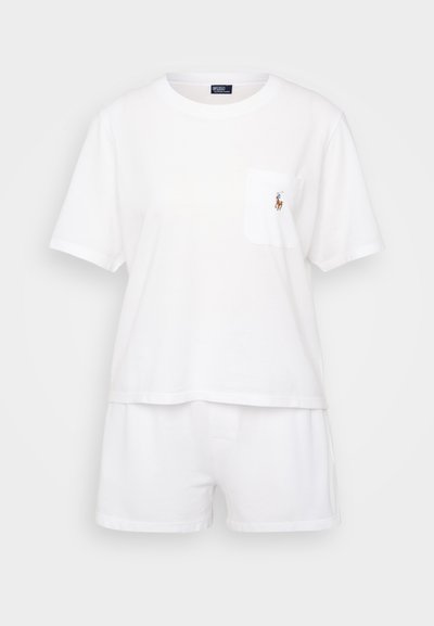 Λευκό σετ lounge από βαμβάκι που περιλαμβάνει ένα κοντομάνικο μπλουζάκι με τσέπη στο στήθος και ένα μικρό λογότυπο, συνδυασμένο με ματσαρισμένα σορτς.