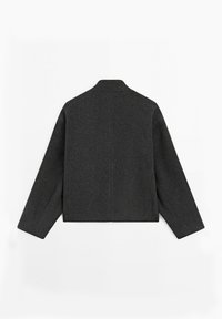Veste en laine gris foncé à manches longues, ourlet droit, et design simple au dos, posée à plat sur un fond blanc.