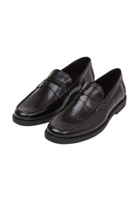 Schwarze Lederloafers mit glatter Oberfläche, ausgestattet mit einem dekorativen Riemen auf dem Obermaterial und einem niedrigen Absatz, konzipiert für einfachen Einstieg.