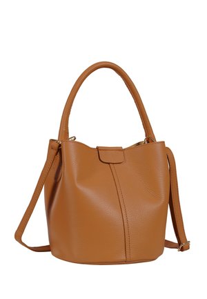 Sac seau en cuir marron avec une poignée arrondie et une bandoulière réglable, avec une fermeture à rabat sur le dessus.
