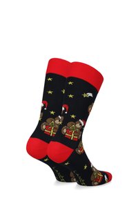 Czarne skarpetki z czerwonymi mankietami, na których widać kreskówkowe misie w czapach Mikołaja, trzymające prezenty oraz żółte gwiazdki; miękka tekstura, świąteczny wzór.