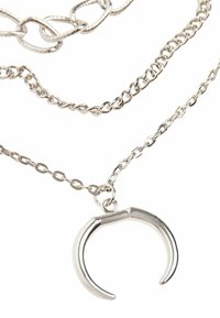 Collier en métal ton argent avec une chaîne composée de maillons entrelacés et un pendentif incurvé. Texture lisse avec une finition polie, mettant en avant le design.