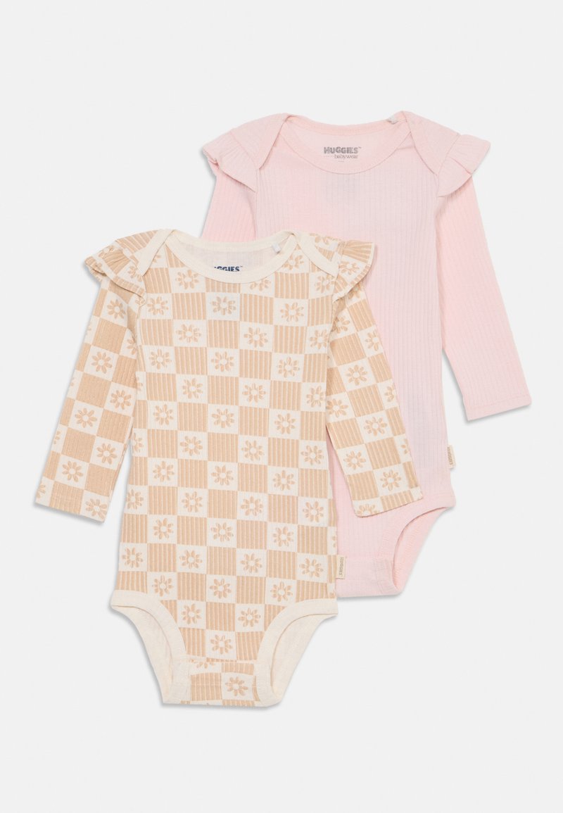 Dva bodijev z dolgimi rokavi za dojenčke: en v mehkem roza rebrastem blagu, drugi pa v karirasti bež barvi s cvetličnimi vzorci in nabranimi detajli na ramenih.