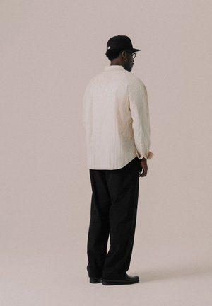 Uvrstitev 13: BLKVIS - SCRIPT SHIRT - Srajca