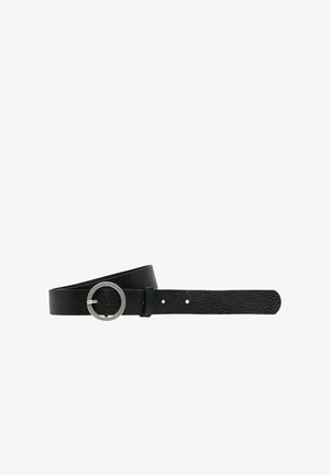 Sort læderbælte med en tekstureret overflade, der har en cirkulær sølvfarvet spænde og flere justeringshuller langs længden.