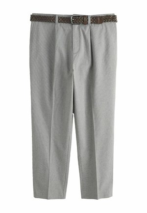Lichtgrijze geplooide broek met zijzakken en riemlussen, gecombineerd met een donkerbruine gevlochten leren riem met zilveren gesp.