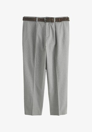 Lichtgrijze geplooide broek met zijzakken en riemlussen, gecombineerd met een donkerbruine gevlochten leren riem met zilveren gesp.