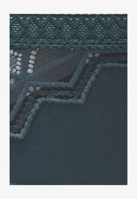 Unselected, piniengrün