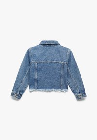 Chaqueta de mezclilla en azul claro, con un diseño corto, dobladillo deshilachado, mangas largas y un collar clásico con detalles de botones.