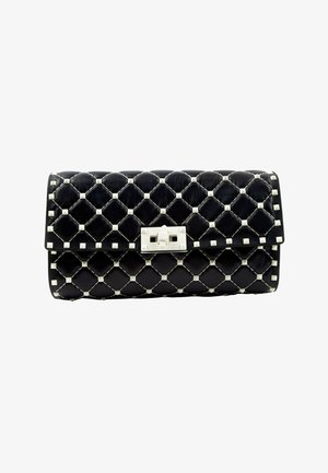 Pochette en cuir matelassé noir avec des clous carrés blancs et un fermoir à verrouillage tournant rectangulaire argenté sur le rabat avant.