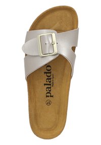 Silverfärgad lädersandal med en bred rem och en rektangulär spänne. Korkfotbädd med "palado"-logotyp under. Platt sula, minimalistisk design.