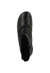 Stivaletto in pelle nera con punta tonda, design morbido a pieghe e chiusura con zip laterale. La texture appare liscia e lucida.