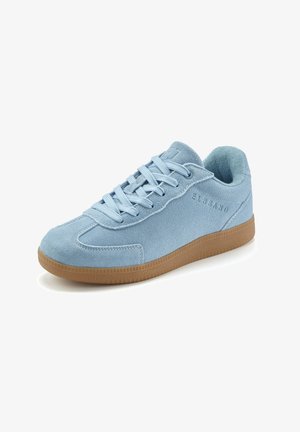 Hellblauer Wildledersneaker mit passenden Schnürsenkeln und beigefarbener Gummisohle, zeigt rechte Seite und Vorderansicht auf weißem Hintergrund.