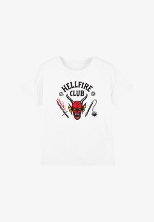 Weißes Baumwoll-T-Shirt mit einem bunten grafischen Design. Enthält einen roten Teufelskopf, Schwerter und den Text „HELLFIRE CLUB“ in Schwarz.