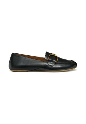 Sort læderloafer med detalje af guldfarvet metalspænde og flad, lysebrun sål, sidevisning på hvid baggrund.