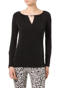 Maglia nera a maniche lunghe con scollatura a V e spalle arricciate. Presenta un dettaglio metallico sul collo. Tessuto morbido e aderente.
