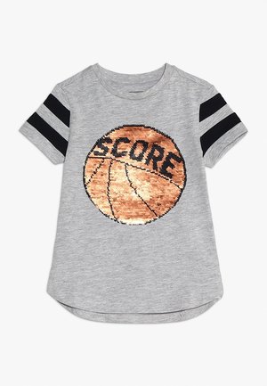 Chemise grise à manches courtes avec des bandes doubles noires sur les manches et un motif de basket-ball en sequins avec le mot "SCORE" sur le devant.