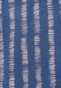 Pletivo u plavoj boji s vertikalnim ružičastim prugama. Tekstura je glatka, s jasno izraženim varijacijama u horizontalnom i vertikalnom uzorku.